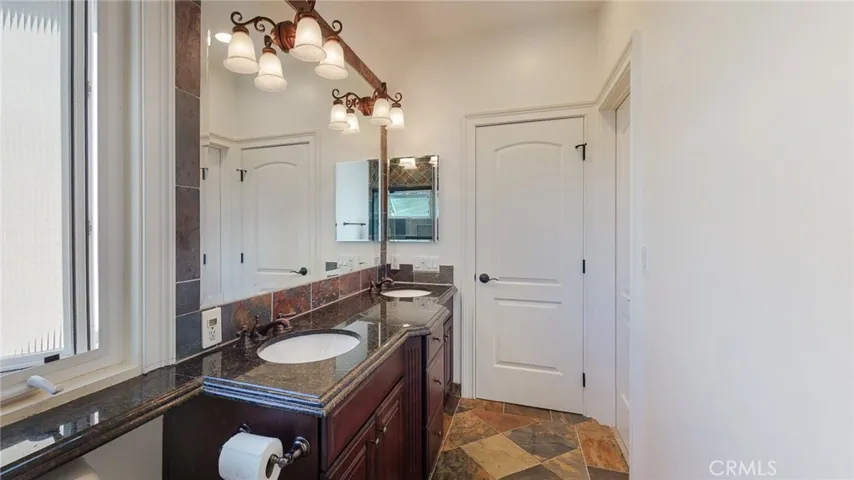 2nd bath (Jack & Jill)