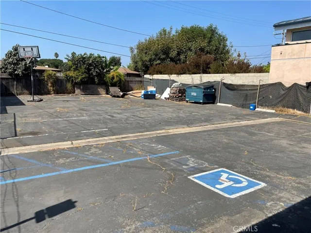 I7 PARKING SPOTS IN THE REAR
