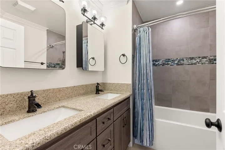 Secondary bathroom upstairs