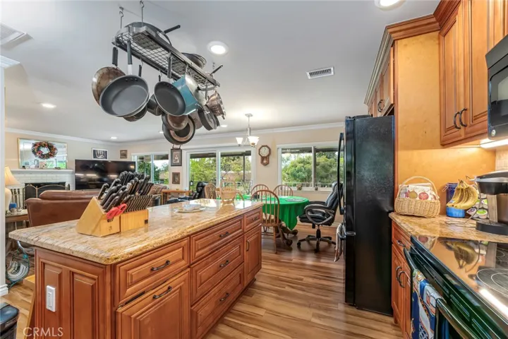 Kitchen island open floorplan.
