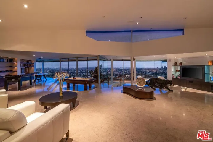 8690 Franklin Avenue, West Hollywood, California 90069