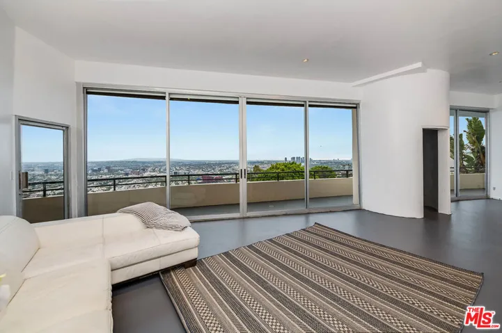 8690 Franklin Avenue, West Hollywood, California 90069