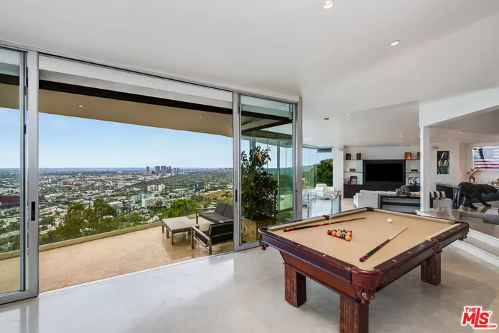 8690 Franklin Avenue, West Hollywood, California 90069
