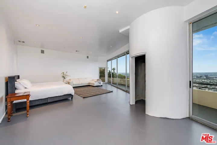 8690 Franklin Avenue, West Hollywood, California 90069