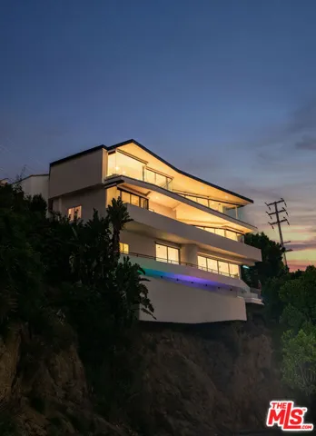 8690 Franklin Avenue, West Hollywood, California 90069