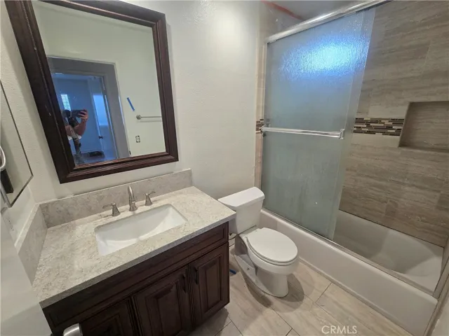 Up stairs hall full bathroom