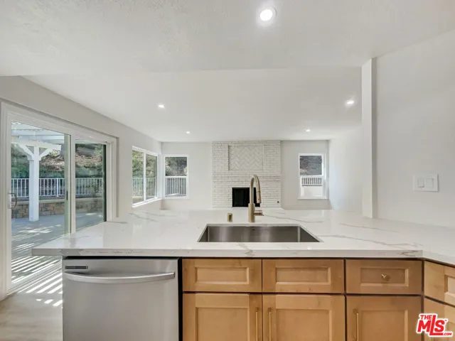 698 Lynnmere Drive, Thousand Oaks, California 91360