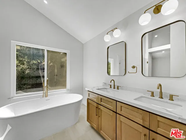 698 Lynnmere Drive, Thousand Oaks, California 91360
