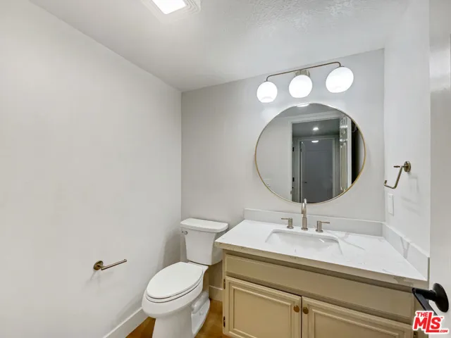 698 Lynnmere Drive, Thousand Oaks, California 91360