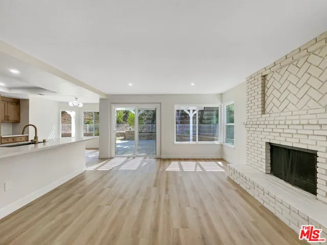 698 Lynnmere Drive, Thousand Oaks, California 91360