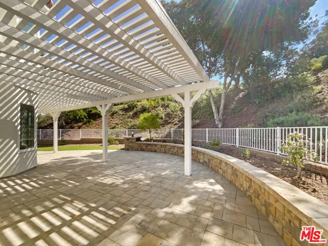 698 Lynnmere Drive, Thousand Oaks, California 91360