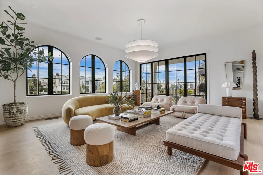 5201 Via Donte, Venice, California 90292, 5 Bedrooms Bedrooms, ,7 BathroomsBathrooms,Residential,For Sale,Via Donte,25525359