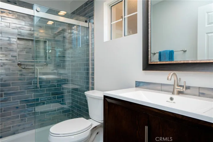downstairs bedroom's bath