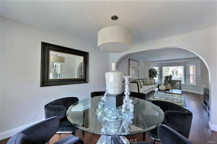 Virtual staged dining room