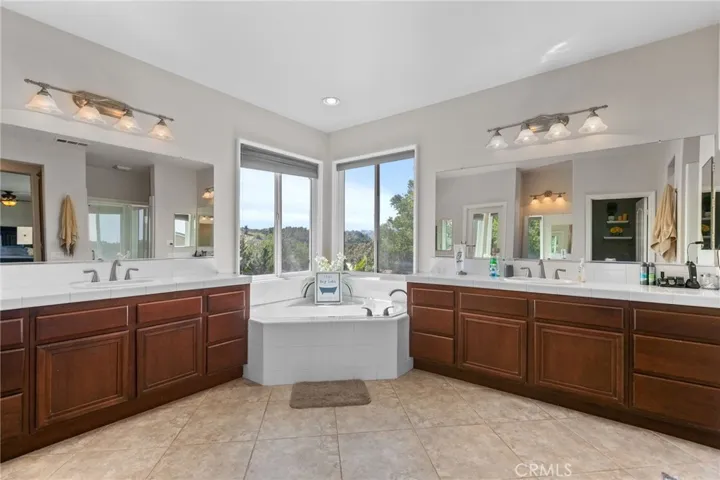 610 Ridgemont Circle, Escondido, California 92027