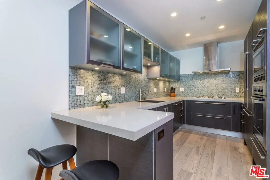 928 N Croft Avenue 202, Los Angeles, California 90069 home-pic-5