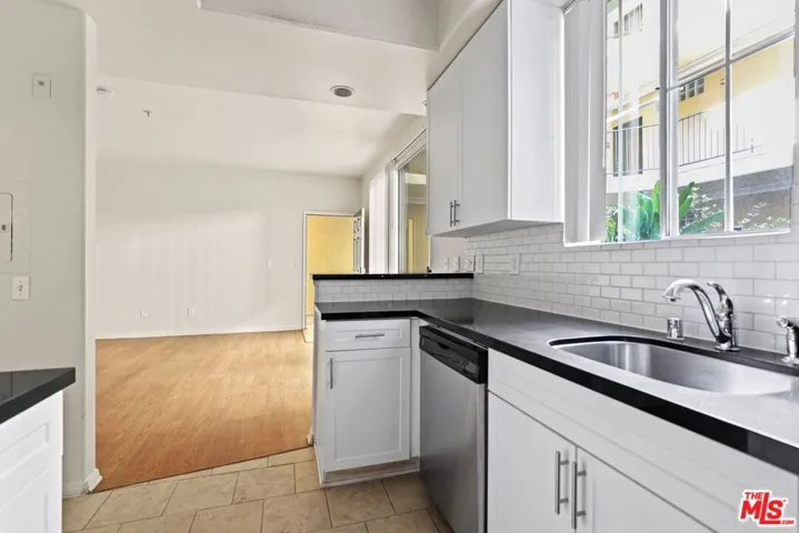 1561 S Barrington Avenue 107, Los Angeles, California 90025