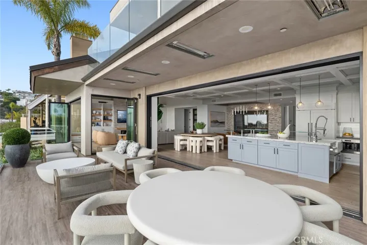 Victoria Beach and Woods Cove are nearby, and resorts, restaurants and shopping are minutes from home.