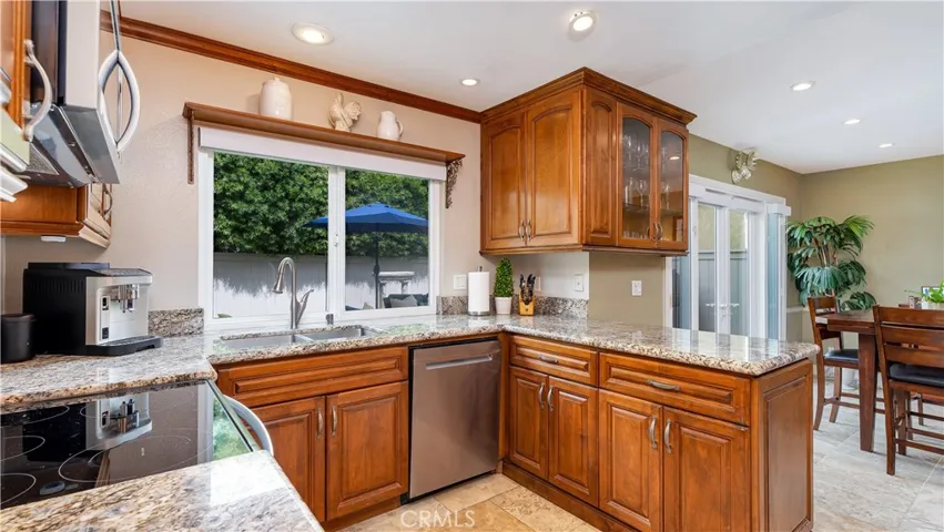 Alderwood cabinets. Woven, roll up shades