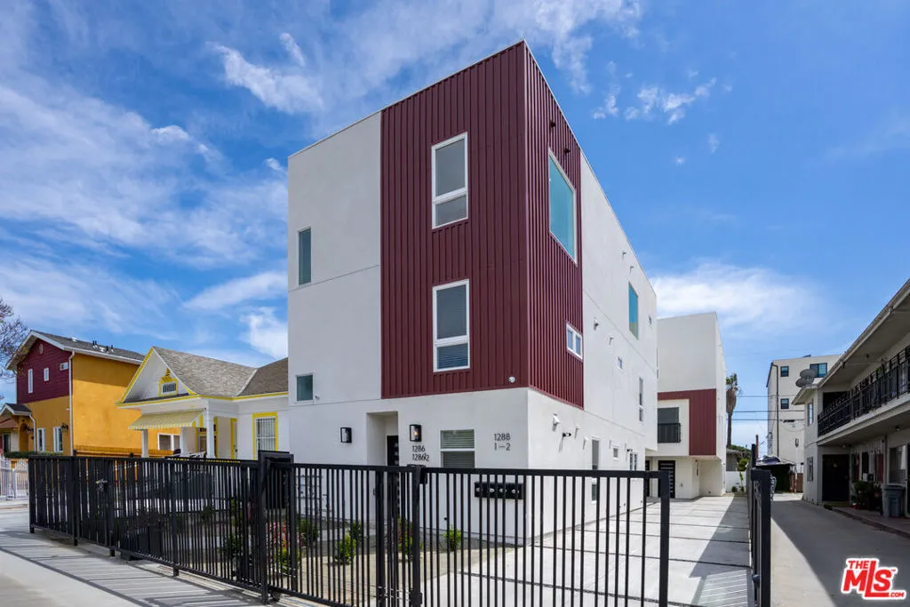 1288 W 35th Place, Los Angeles, California 90007, 22 Bedrooms Bedrooms, ,19 BathroomsBathrooms,Residential Lease,For Rent,35th,25525869