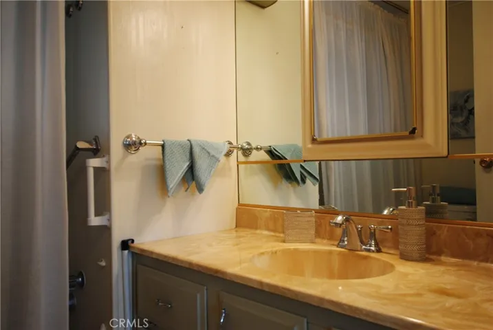 Hall bathroom with tub