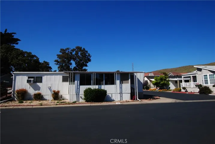 Side view of corner lot unit