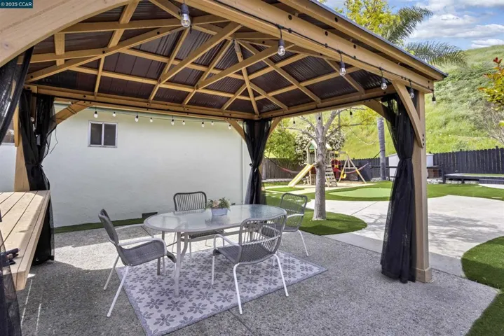 2495 Wright Ave, Pinole, California 94564-1033