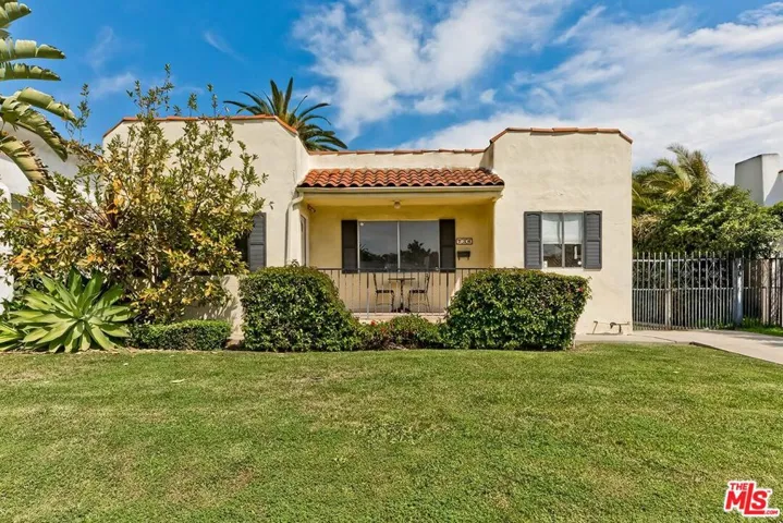Cute Melrose Bungalow