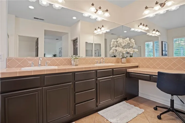 Primary Bathroom w/ vanity