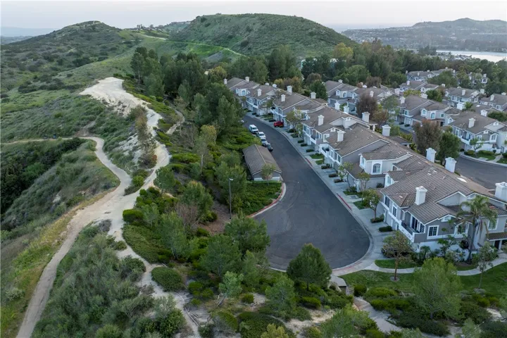 Single loaded Cul-de-Sac steps from hiking trails