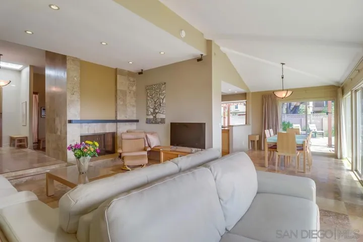 2077 Caminito Capa, La Jolla, California 92037