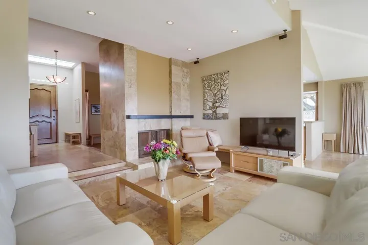 2077 Caminito Capa, La Jolla, California 92037