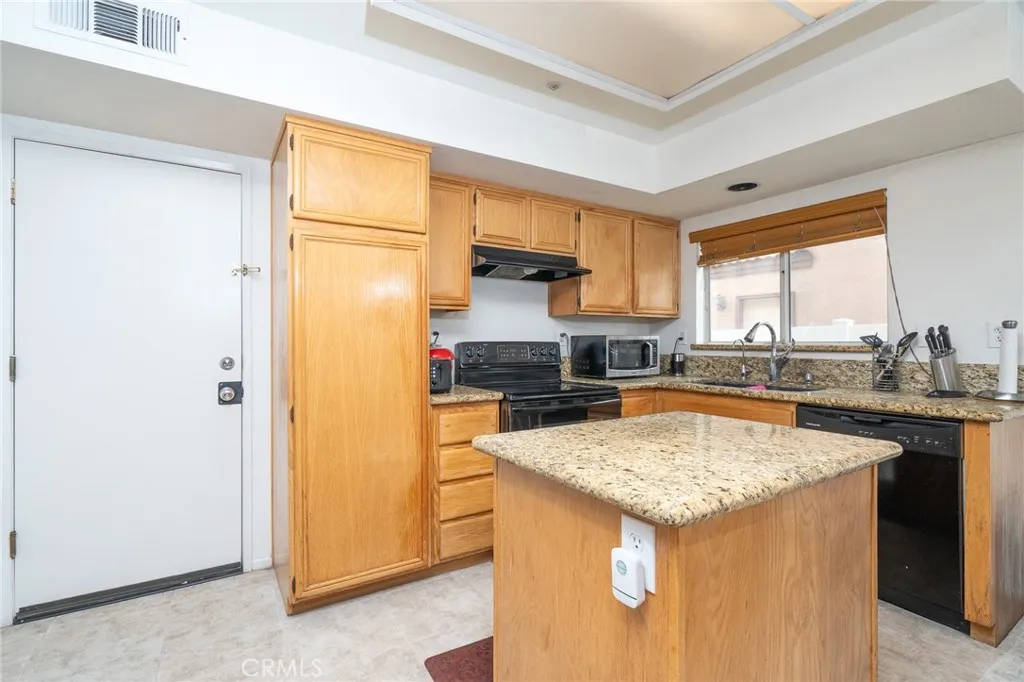 8082 Milan Court, Fontana, California 92336 home-pic-7