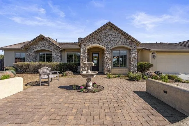 966 Calle Cruz, San Juan Bautista, California 95045