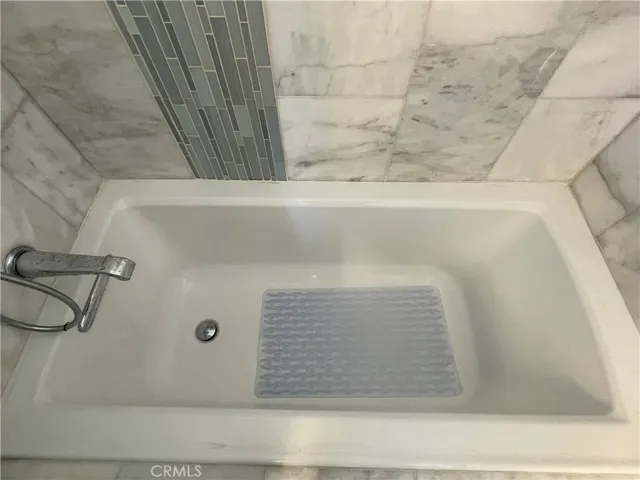 deep bath tub