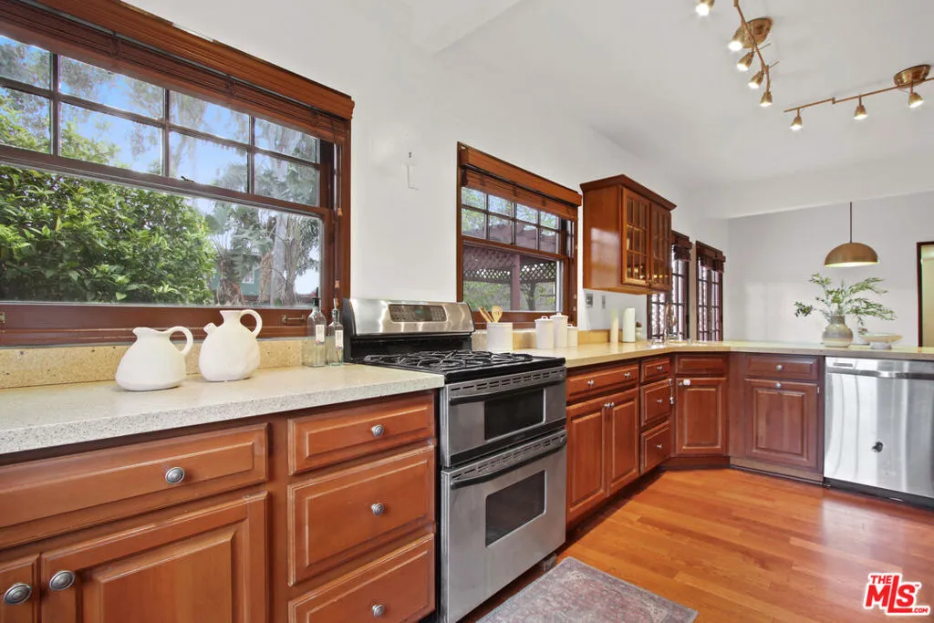 1616 W 25th Street, Los Angeles, California 90007 home-pic-7