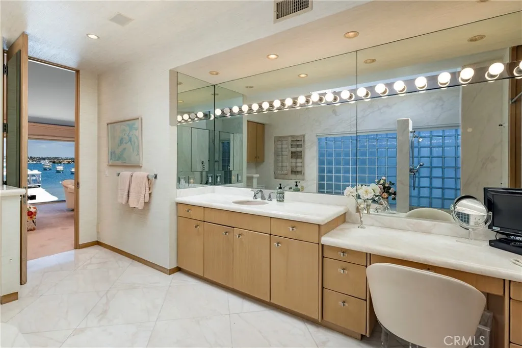 812 W Bay Ave, Newport Beach, California 92661 home-pic-24