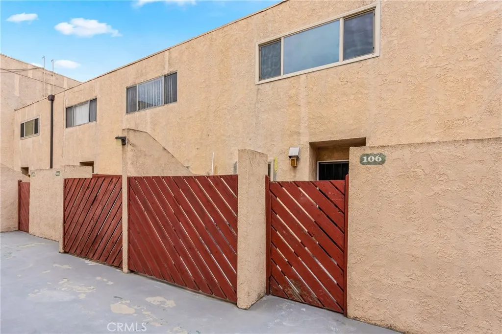 1725 Neil Armstrong Street 106, Montebello, California 90640, 2 Bedrooms Bedrooms, ,2 BathroomsBathrooms,Residential,For Sale,Neil Armstrong,TR25085307