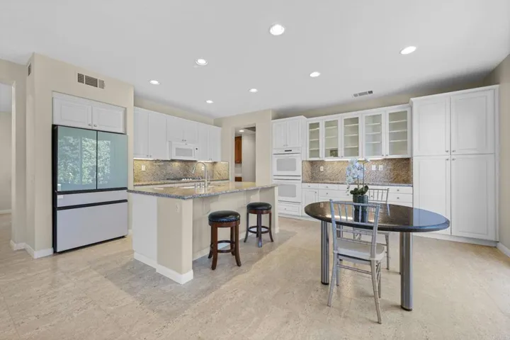 Kitchen with Island, Breakfast Bar and Eat-in Nook