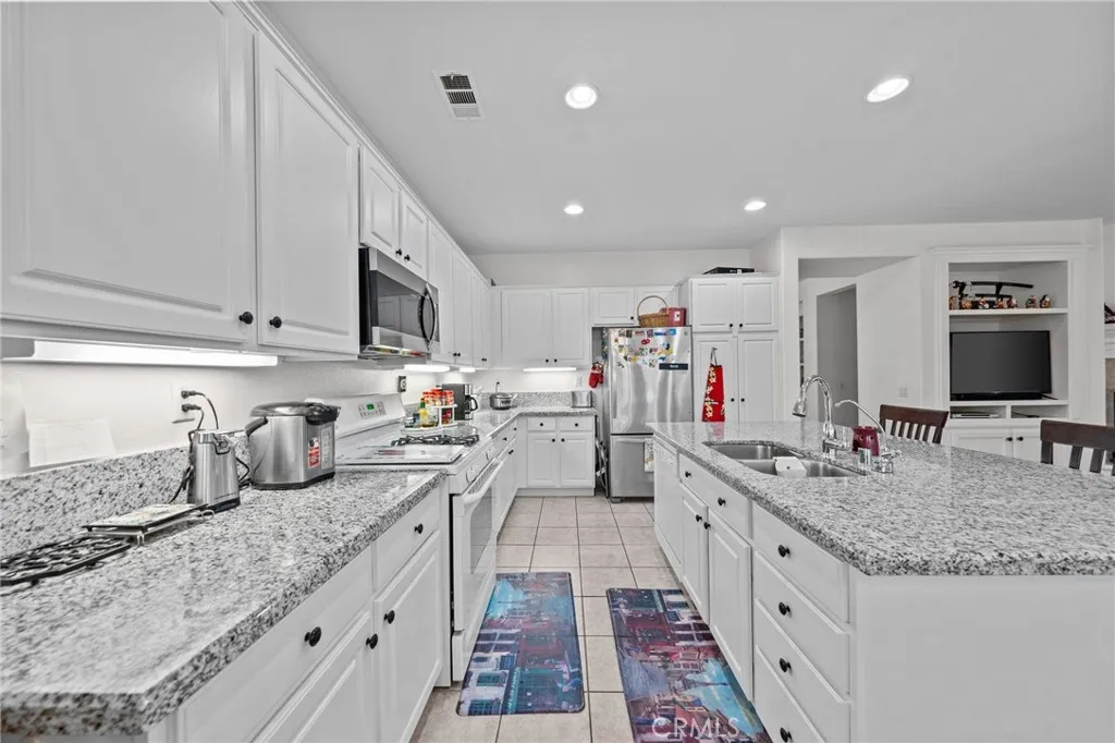 39268 Half Moon Circle, Murrieta, California 92563 home-pic-19