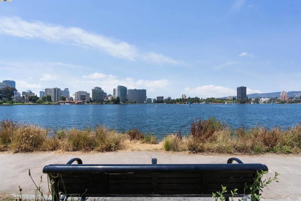 1438 Lakeshore Ave, Oakland, California 94606 home-pic-21