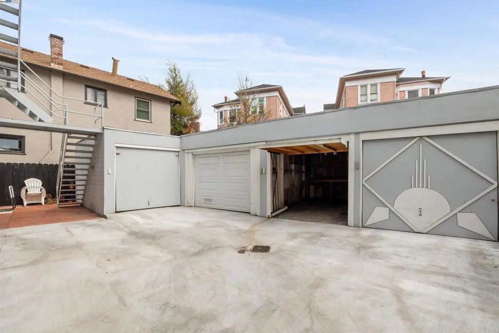 1438 Lakeshore Ave, Oakland, California 94606 home-pic-17
