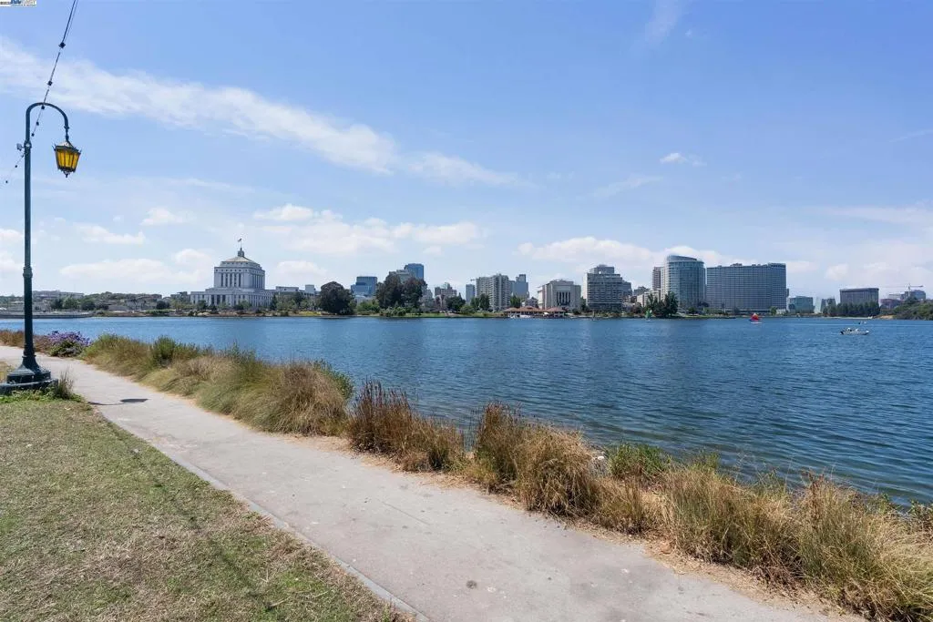 1438 Lakeshore Ave, Oakland, California 94606 home-pic-20