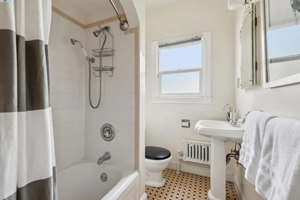 1438 Lakeshore Ave, Oakland, California 94606 home-pic-15