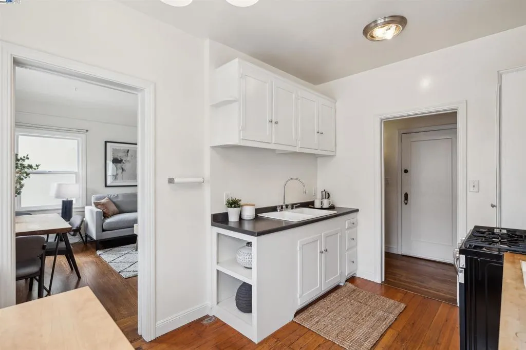 1438 Lakeshore Ave, Oakland, California 94606 home-pic-11
