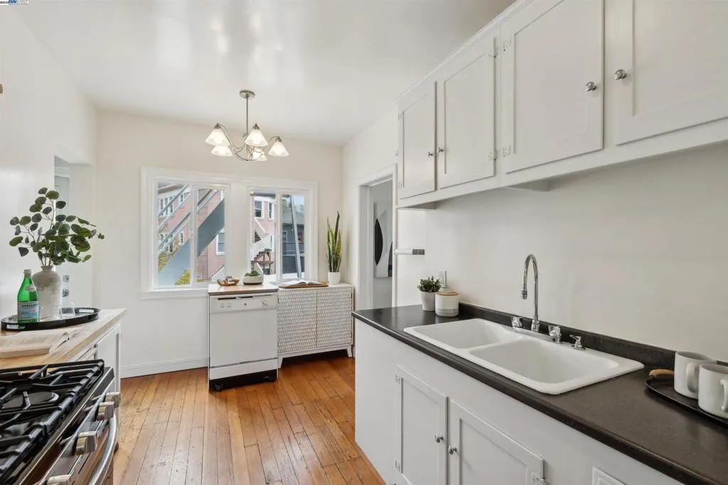 1438 Lakeshore Ave, Oakland, California 94606 home-pic-8
