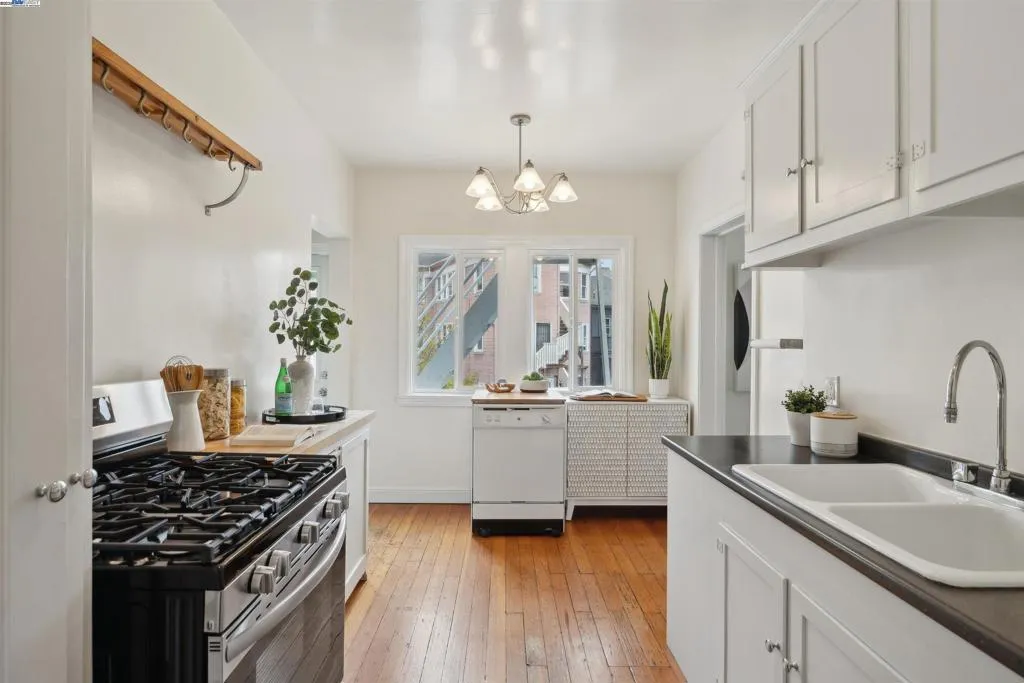 1438 Lakeshore Ave, Oakland, California 94606 home-pic-10