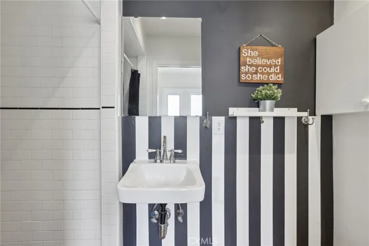 1541 Ellsmere Avenue, Los Angeles, California 90019