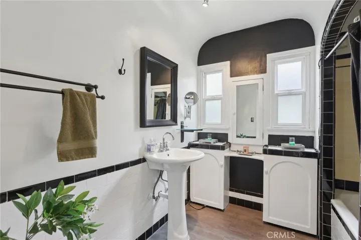 1541 Ellsmere Avenue, Los Angeles, California 90019