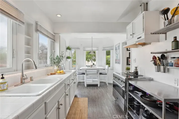 1541 Ellsmere Avenue, Los Angeles, California 90019